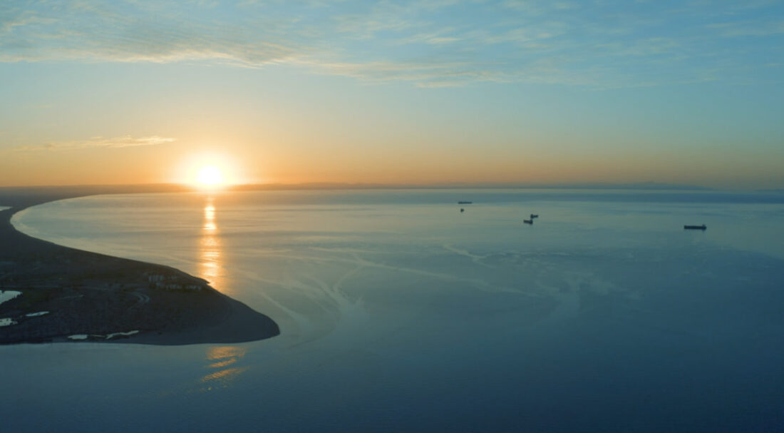 This beautiful sunrise symbolizes inspiration and introduces the 74 good vibes quotes by the Art & Cupcakes blog